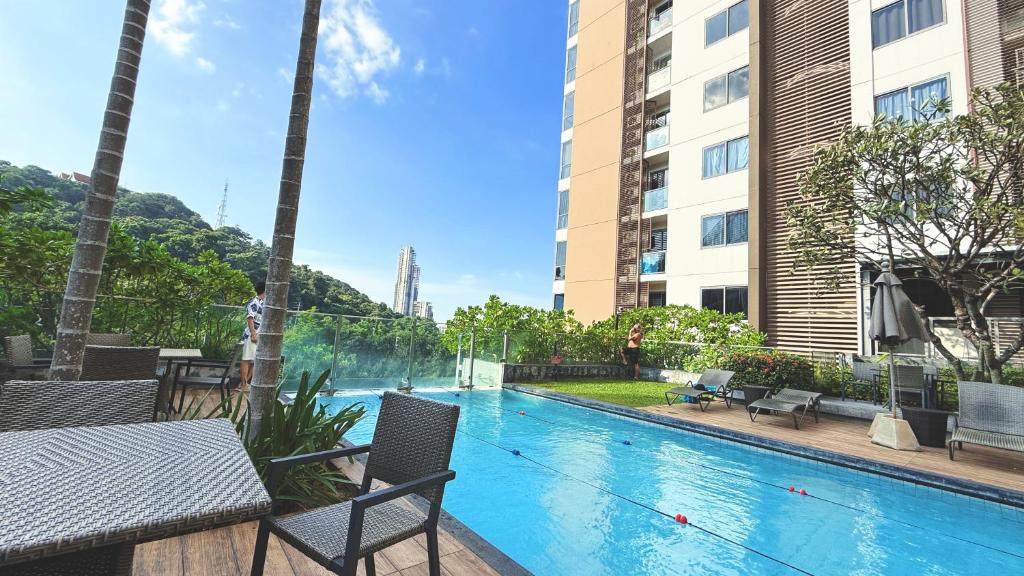 unixx seaview hotel内部或周边的泳池