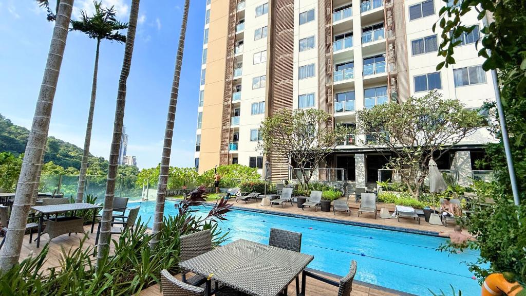 unixx seaview hotel内部或周边的泳池