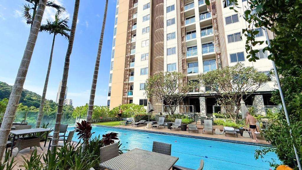 unixx seaview hotel内部或周边的泳池