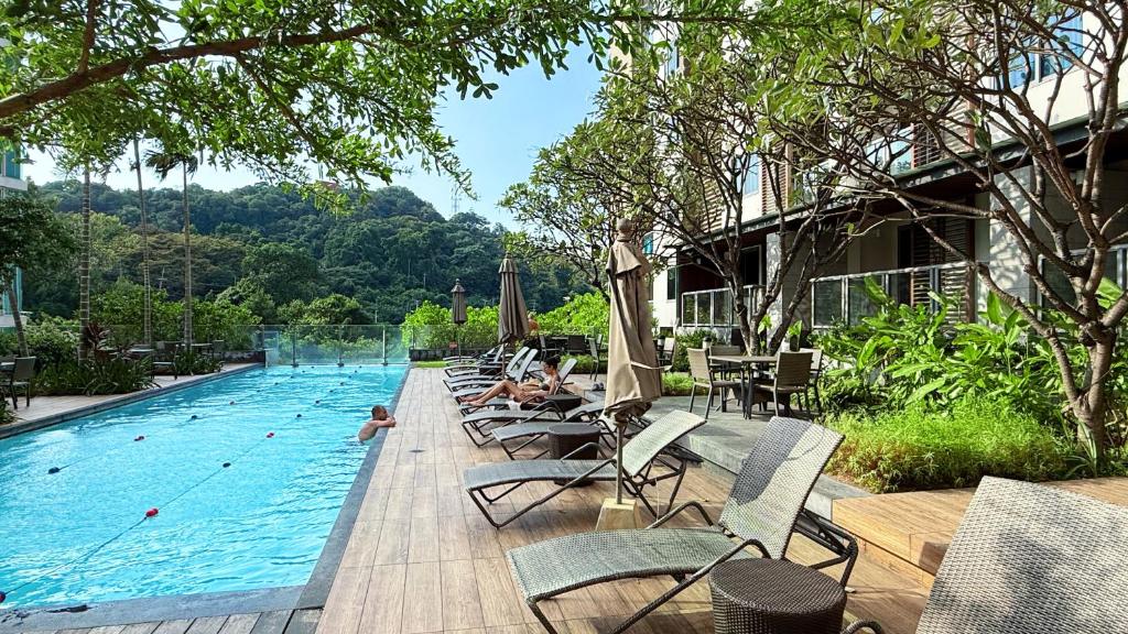 unixx seaview hotel内部或周边的泳池