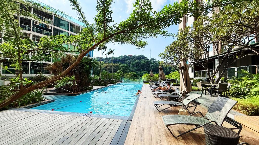 unixx seaview hotel内部或周边的泳池