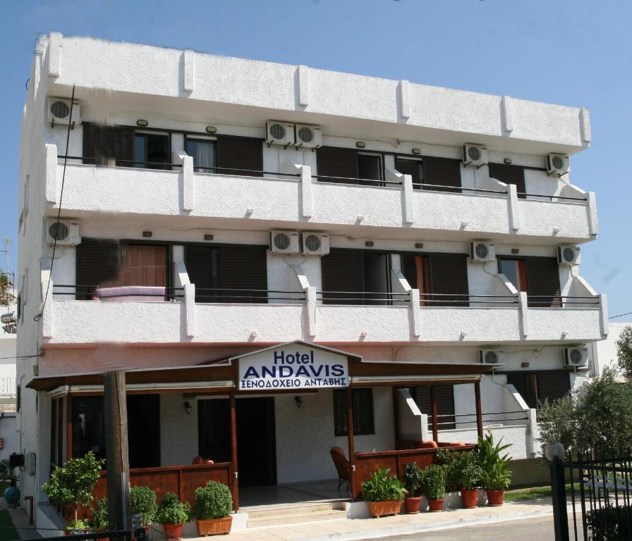卡尔扎迈纳安达维斯酒店的一座建筑,上面有读酒店亚马逊的标志