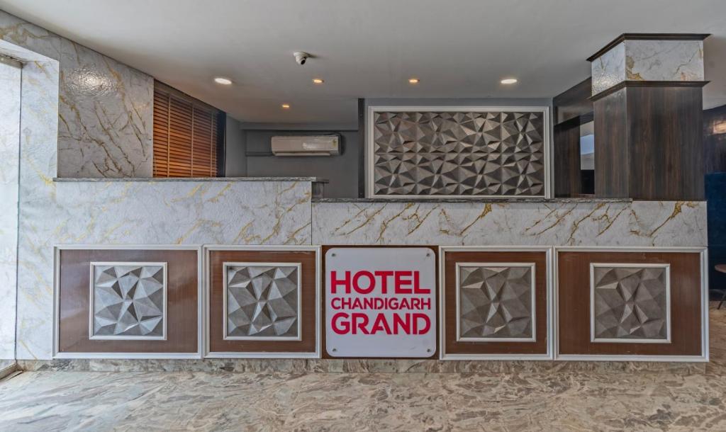 Manī MājraHotel Chandigarh Grand and Banquet的一间有标志的旅馆入口