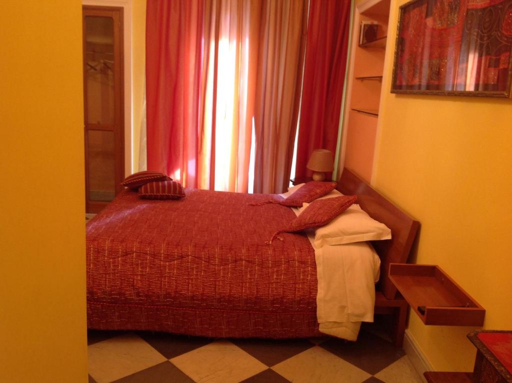 福贾Bed & Breakfast Federico II的卧室在窗户前配有一张床