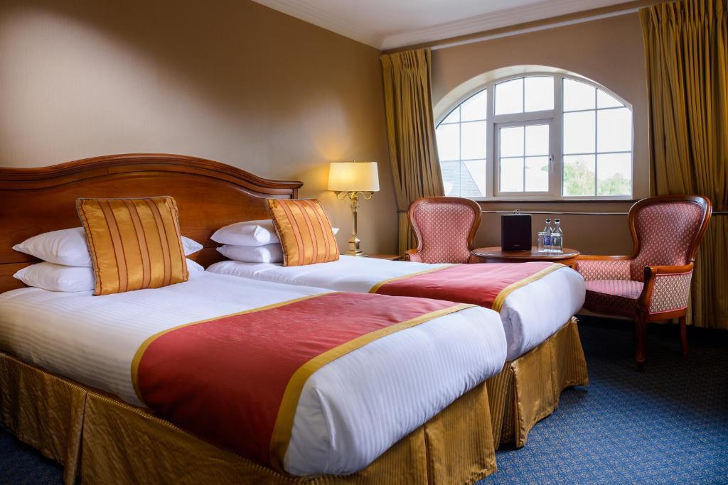 卡斯莱兰河岛酒店的酒店客房设有两张床和窗户。