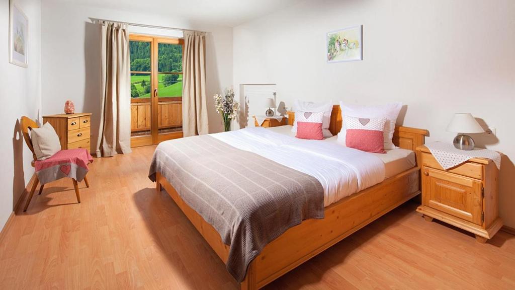 拉姆绍Haus Schwarzeck的卧室配有一张带粉红色枕头的大床