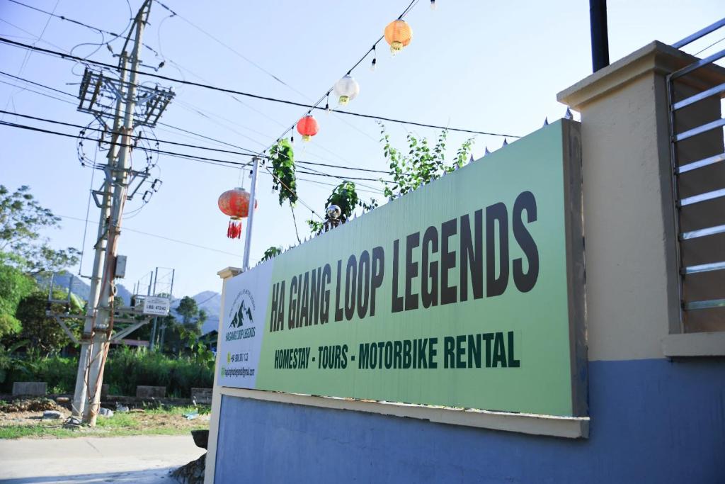 Lan HungHa Giang Loop Legends的建筑物一侧的标志