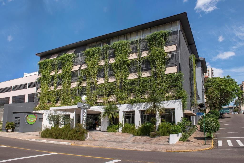 新汉堡市诺华汉伯格商务酒店的一座植物在建筑的一侧