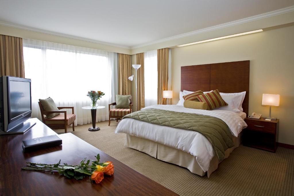 基多斯图贝尔套房酒店及咖啡馆的酒店客房,配有床和电视