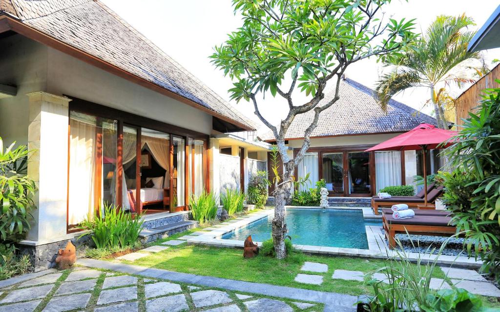 塞米亚克巴厘岛赛亚斯套房酒店的房屋旁带游泳池的房子