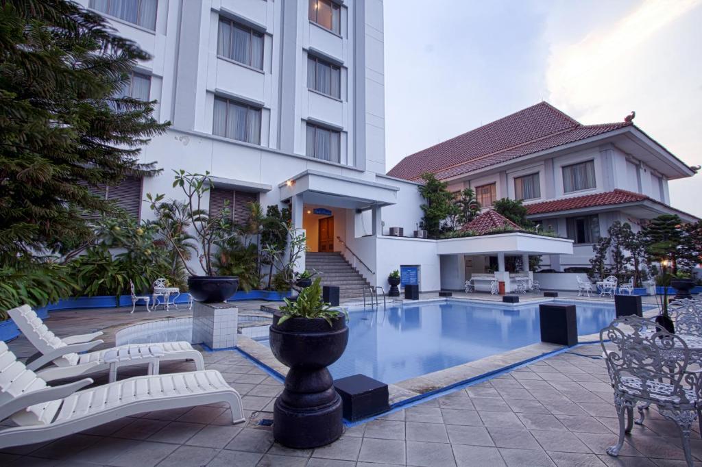 梭罗萨希德再也索罗酒店的一座带游泳池和大楼的酒店
