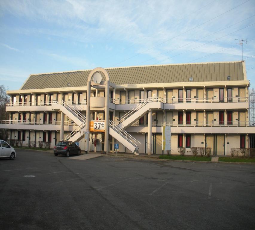 德勒德勒普瑞米尔经典酒店的一座大型建筑,前面设有螺旋楼梯