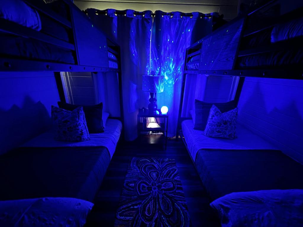 Family Chalet With Sauna, HotTub, Heavenly Views! Mins to Downtown!客房内的一张或多张床位