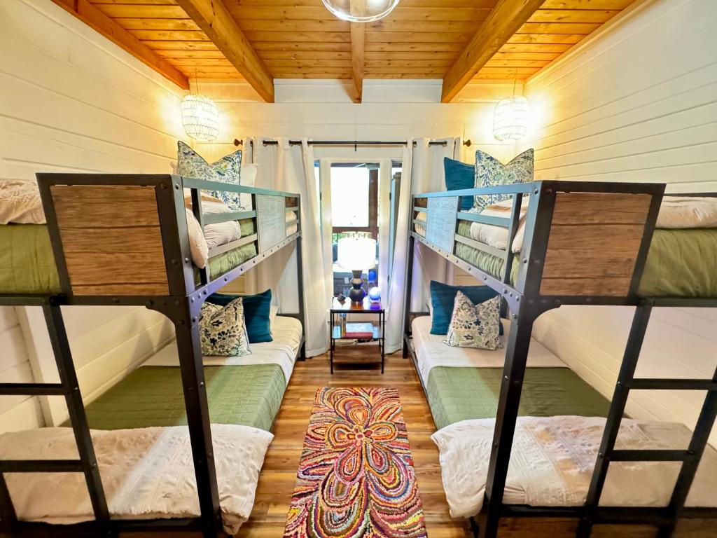 Family Chalet With Sauna, HotTub, Heavenly Views! Mins to Downtown!客房内的一张或多张床位