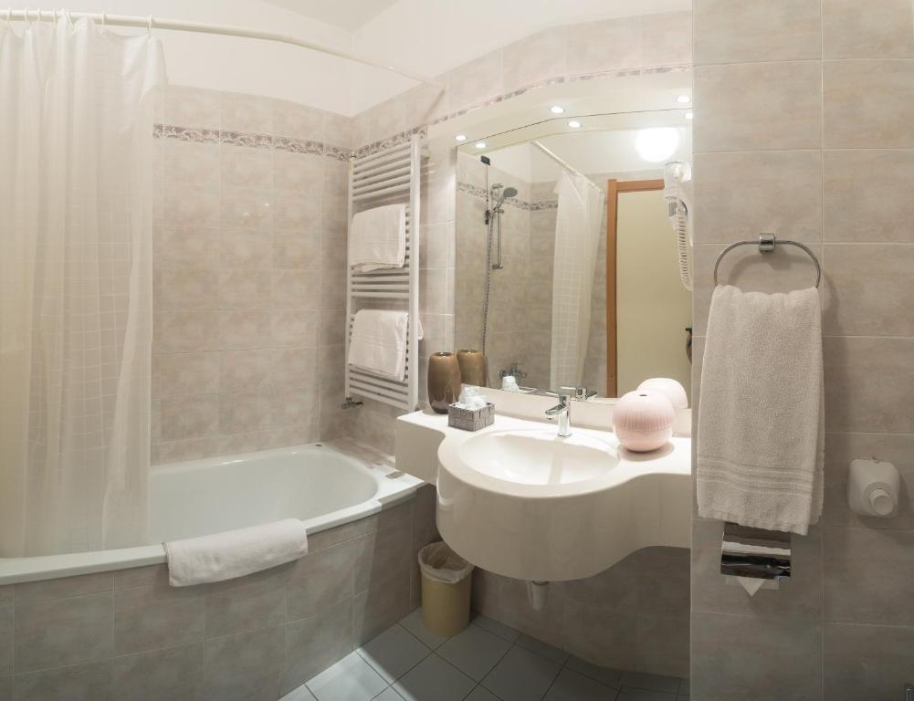Sommariva Perno罗埃罗公园酒店的带浴缸、水槽和浴缸的浴室