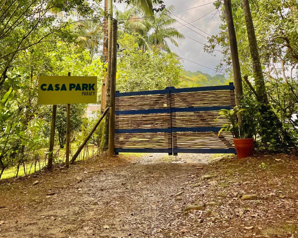 帕拉蒂Casa Park的带有卡萨公园标志的大门