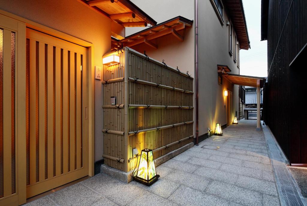 京都京之宿兔酒店的门门门楼门的走廊