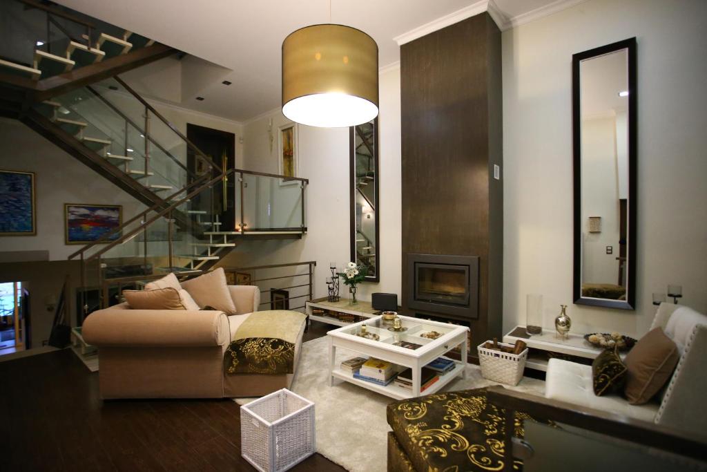 法鲁Opus One Luxury Guest House & Wine的带沙发和楼梯的客厅