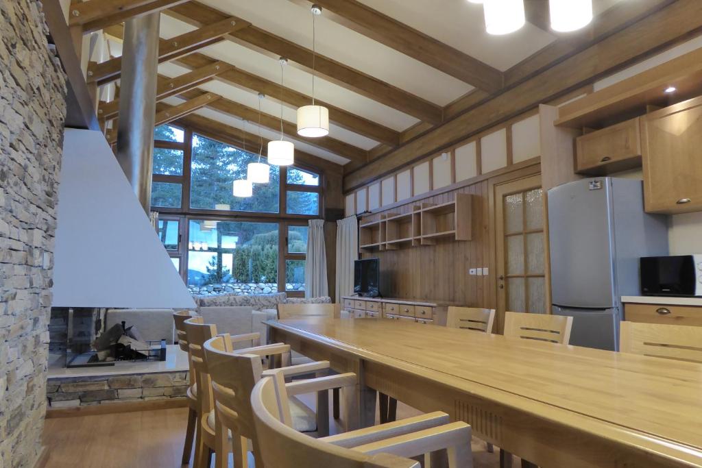 班斯科Pirin Nest Villa的一个带长桌和椅子的大厨房