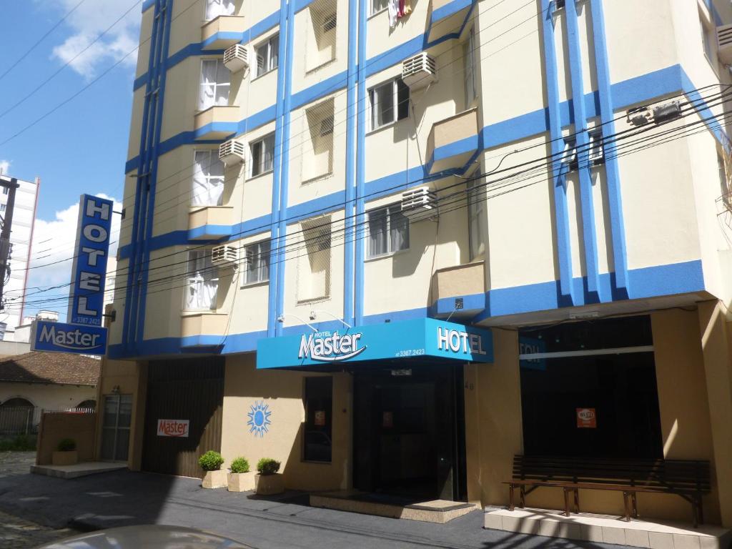 巴拉奈里奥-坎布里乌Master Hotel的拥有蓝白色建筑的酒店