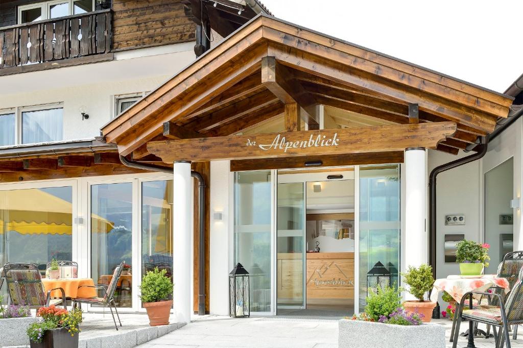 费斯恩阿尔本布利克酒店的一间设有木屋顶和玻璃门的餐厅