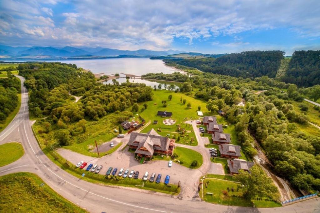 利托福卡西尼克科利巴葛丽泰酒店的享有度假胜地的空中湖景