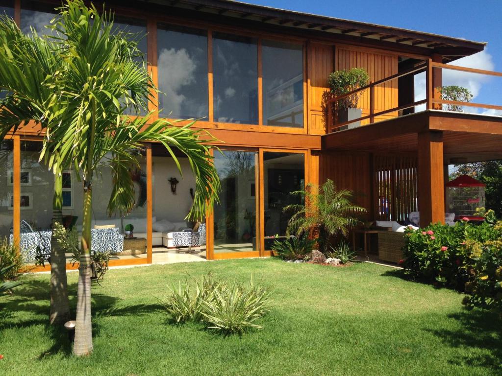 普拉亚多Casa das Acácias的院子里有棕榈树的房子