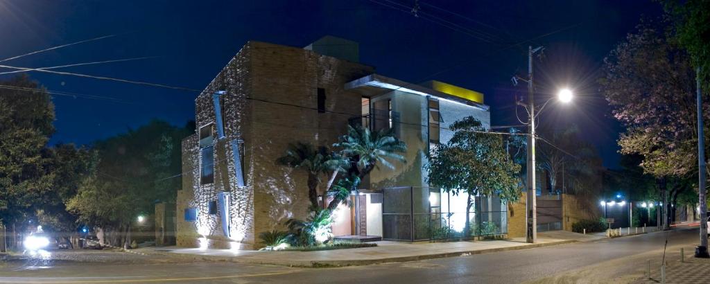 亚松森拉莫拉达波萨达精品酒店的街上的一栋建筑