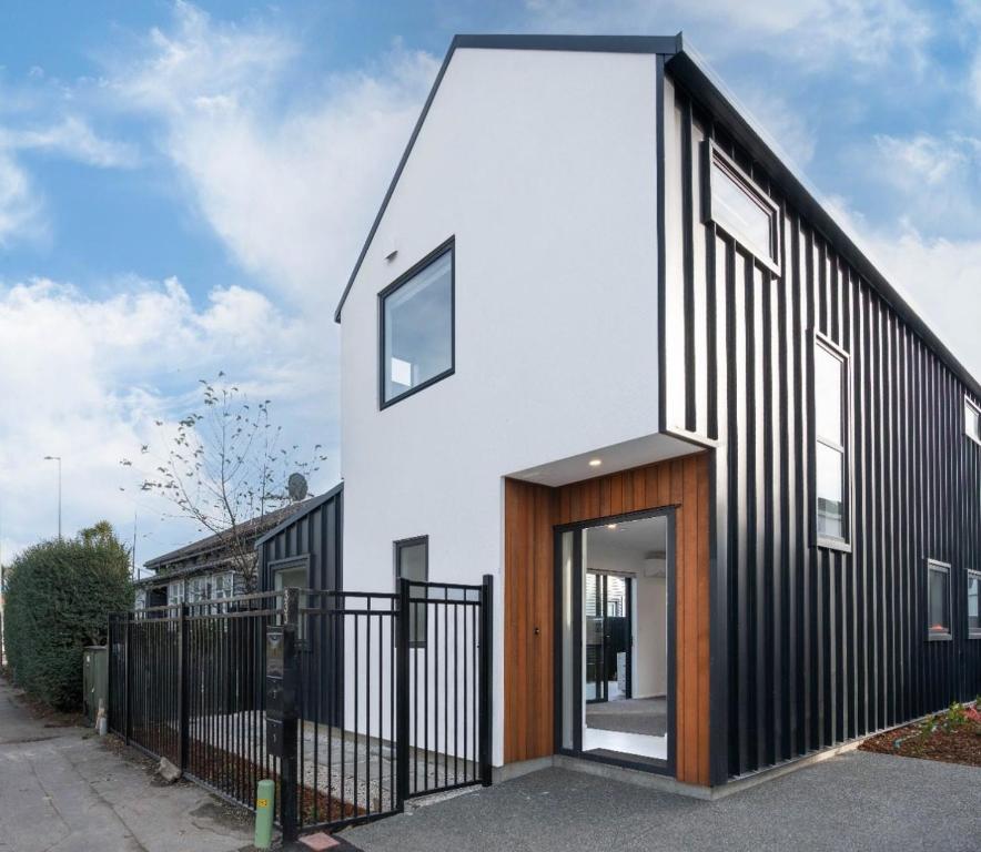 基督城Brand New CBD Christchurch 3 Bed 3 Bath with Garage的黑白外墙房子