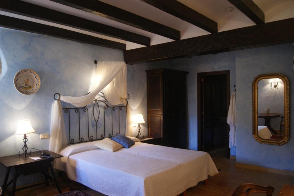 埃尔佩雷略雷潘妮摩洛卡旅馆的卧室配有白色的床和镜子