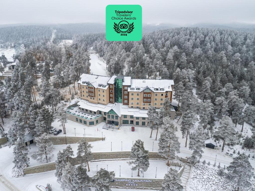 SarıkamısSARPİNO MOUNTAİN HOTEL的雪地中度假村的空中景观