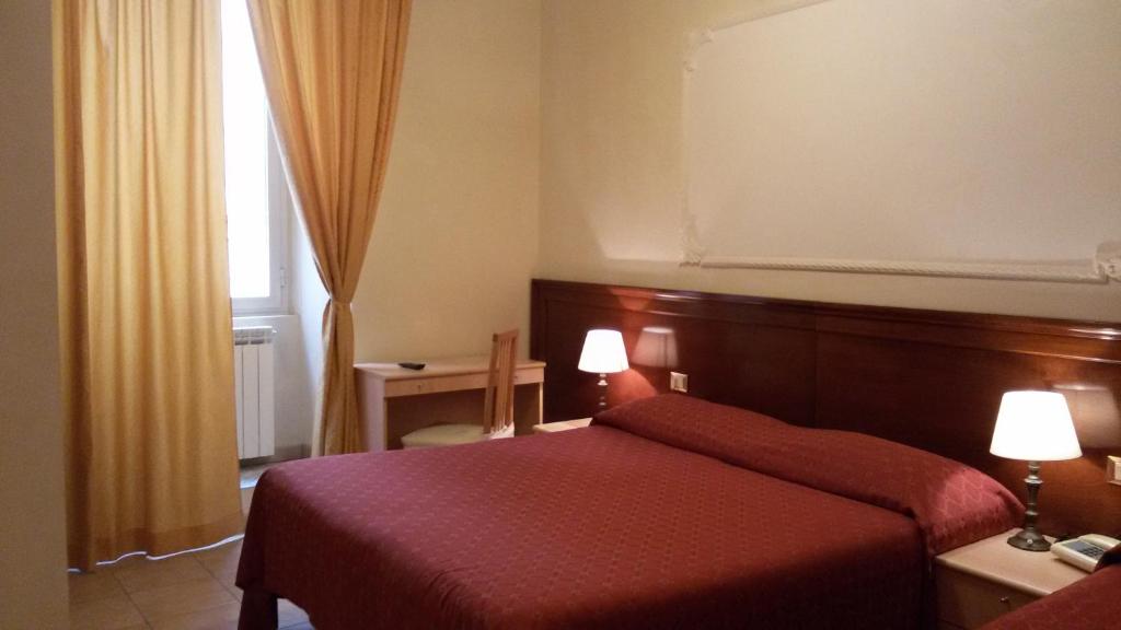 罗马罗塞塔旅馆的酒店客房设有红色的床和窗户。