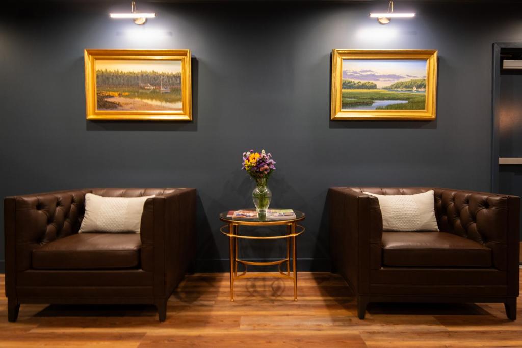 The Pathmaker Hotel的休息区