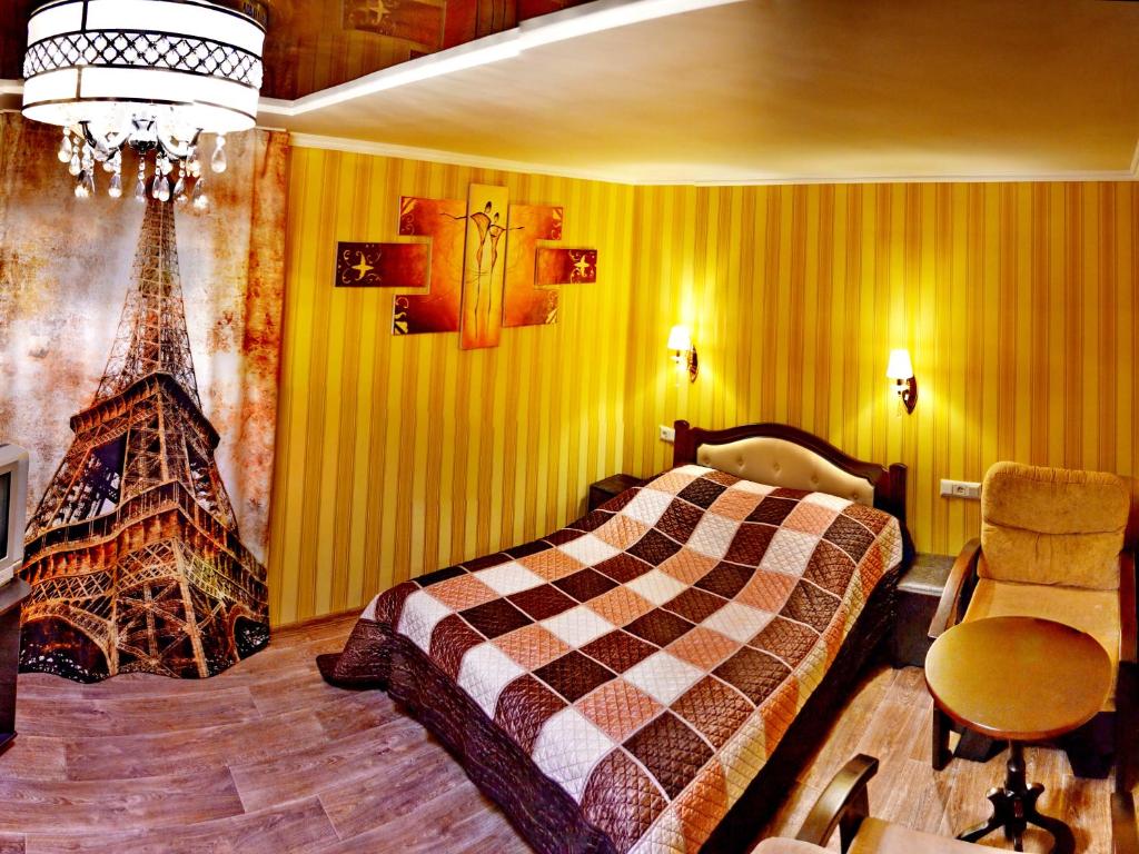 切尔尼戈夫ApartLux Chernigov的一间卧室设有一张床和一个壁炉。