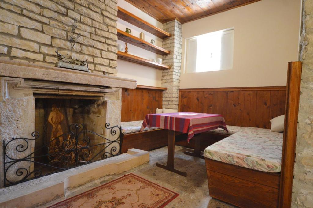 罗维尼斯瓦尔巴度假屋 的客厅设有壁炉和桌子