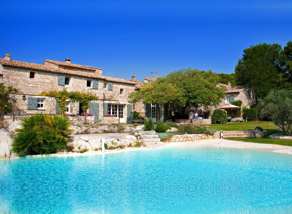 奥尔冈Le Mas De La Rose - Teritoria的房屋前的大型游泳池