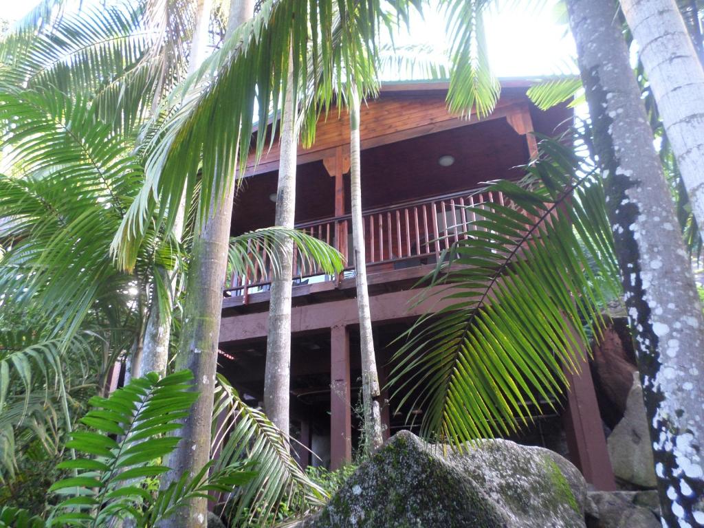 马埃岛贝拉扎尔区山畔别墅的一座棕榈树环绕的度假建筑