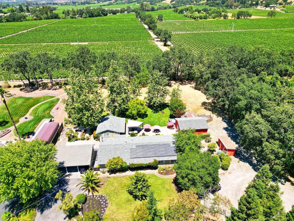 圣罗莎Wine Country Family Retreat in Wine Country的享有农场空中景色,设有一座建筑