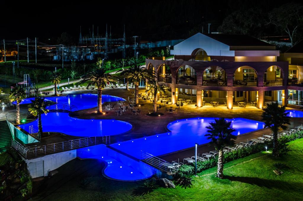 帕萨夸特鲁Mira Serra Parque Hotel的夜间享有度假村的空中景致