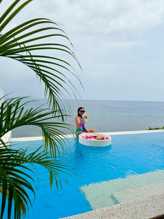 Epic Suites Bohol ADULTS ONLY内部或周边的泳池