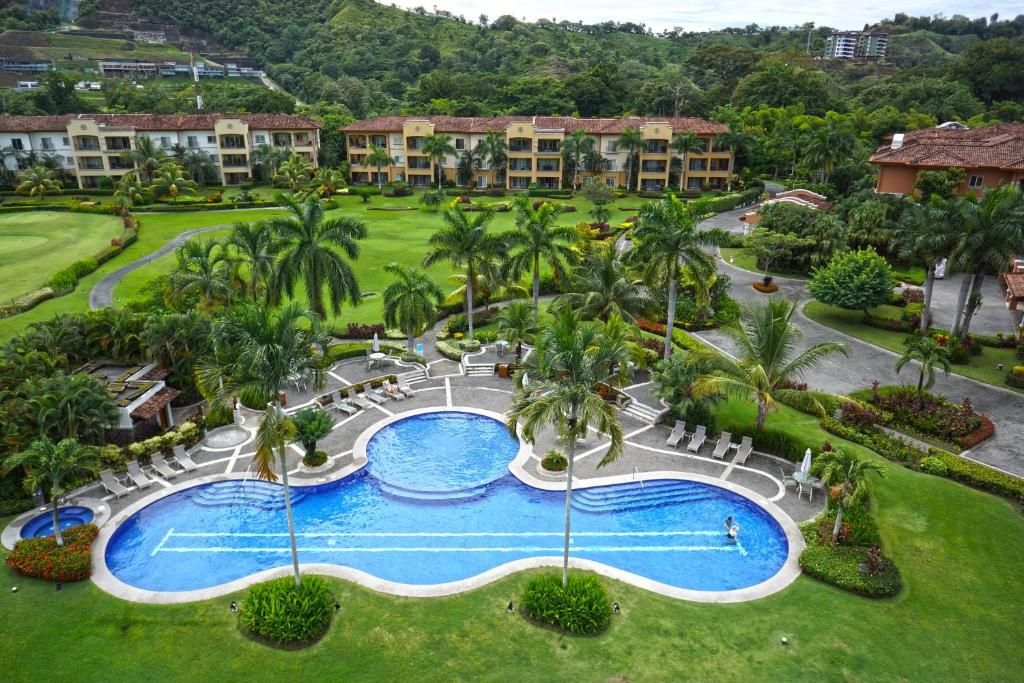 雅科罗斯苏诺思HRG公寓度假村的享有带游泳池的度假村的空中景致