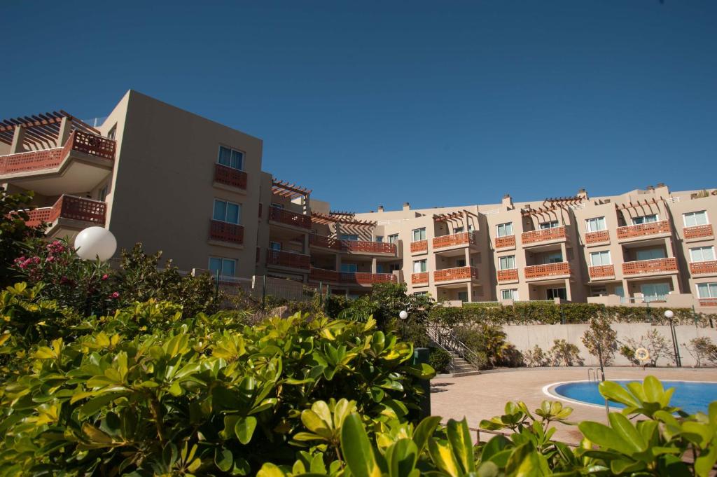 厄尔梅达诺Vista Roja的一组公寓楼,设有一个游泳池