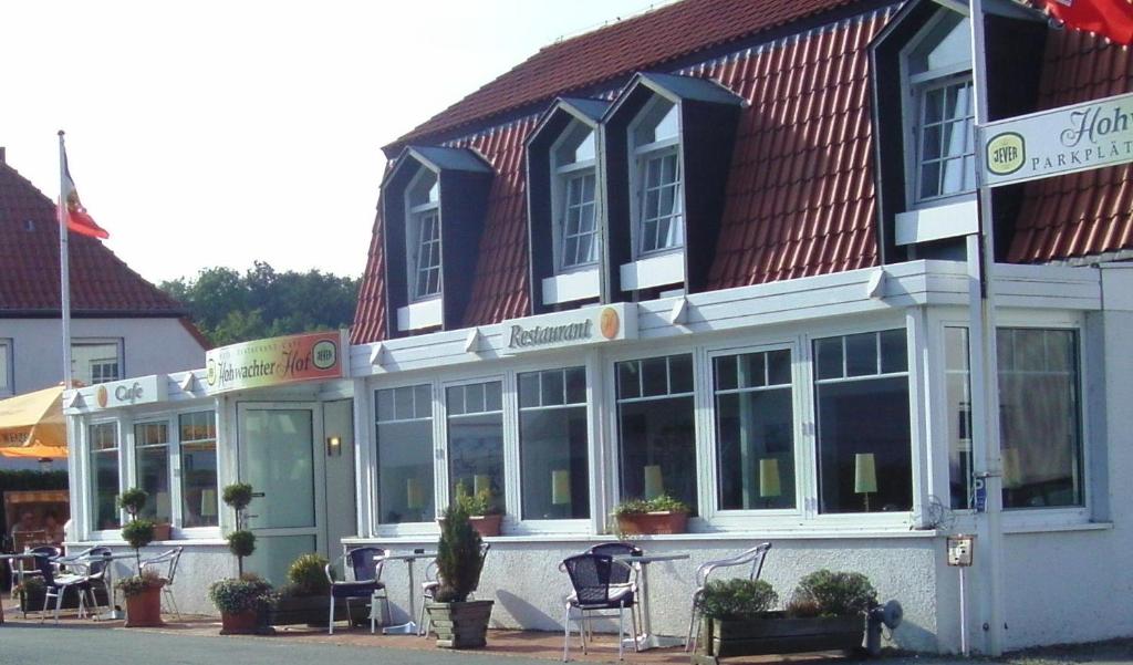 霍瓦赫特霍赫瓦赫特霍夫旅馆的前方设有窗户和椅子的建筑