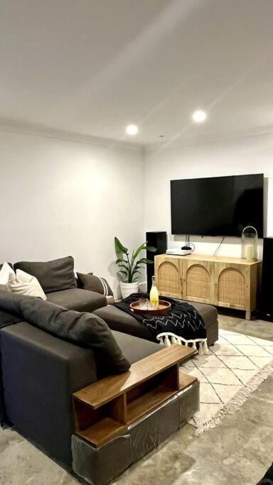 鲸滩Avalon Beach Guesthouse的配有沙发和平板电视的客厅