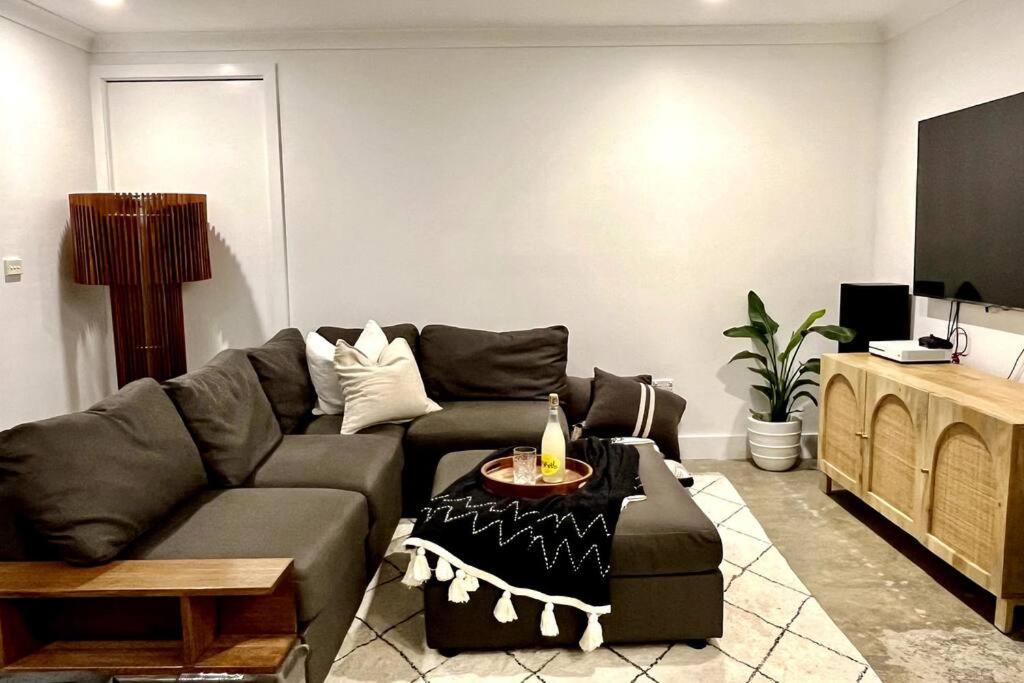 Avalon Beach Guesthouse的电视和&#47;或娱乐中心
