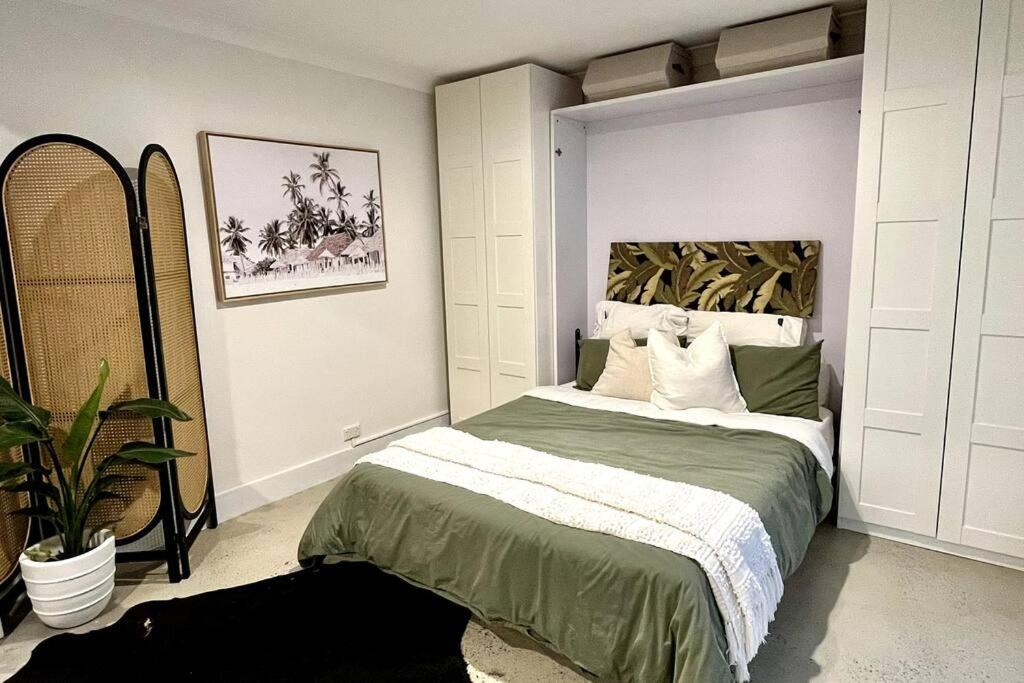 鲸滩Avalon Beach Guesthouse的房间里有一张大床的卧室