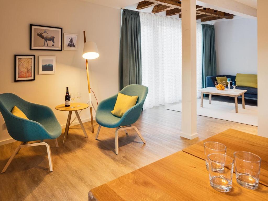 贝格施特拉瑟黑彭海姆戈德坎德法伊内- 施拉图本酒店的客厅配有两把椅子和一张桌子