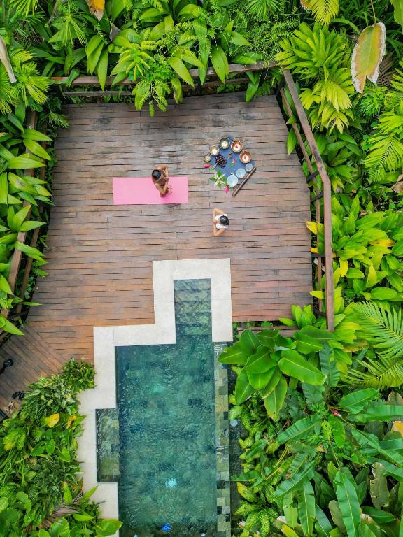 福尔图纳Chachagua Rainforest Hotel &amp; Hot Springs的花园中人与人之间的十字架