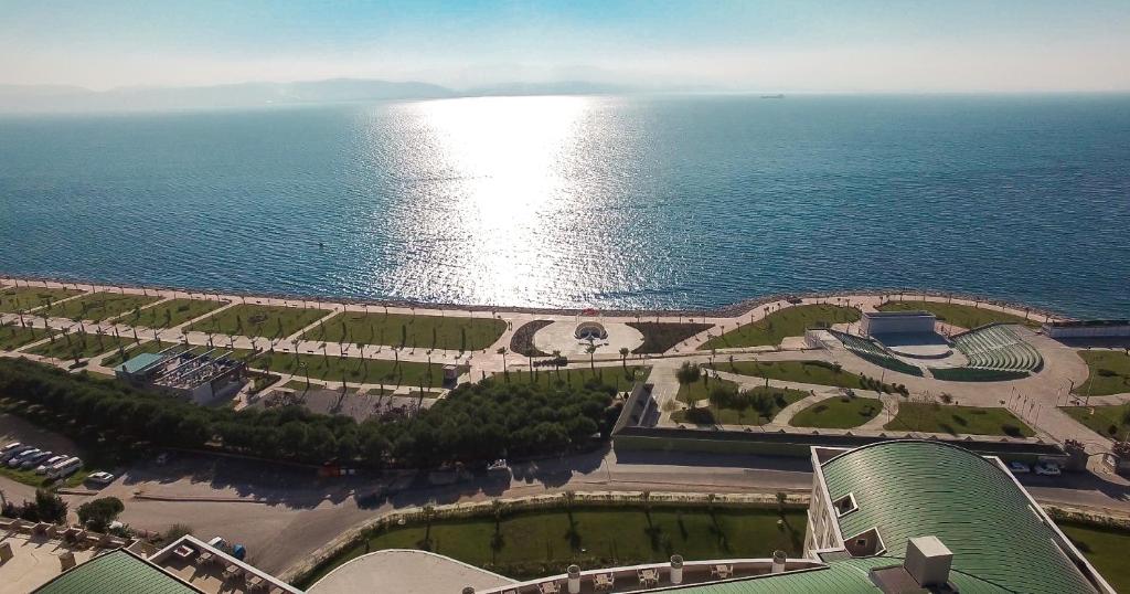 盖布泽达勒贾Spa及会议中心精英酒店 的从大楼欣赏到海洋的空中景色