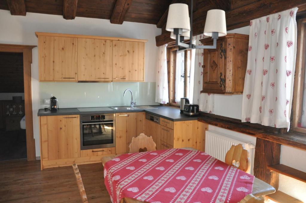 基茨比厄尔伊丽莎白公寓的厨房配有木制橱柜和桌子。